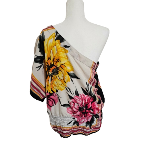 Women's ,Floral, Asymmetrical Butterfly Sleeve, Top, (L-XL) - Picture 3 of 5